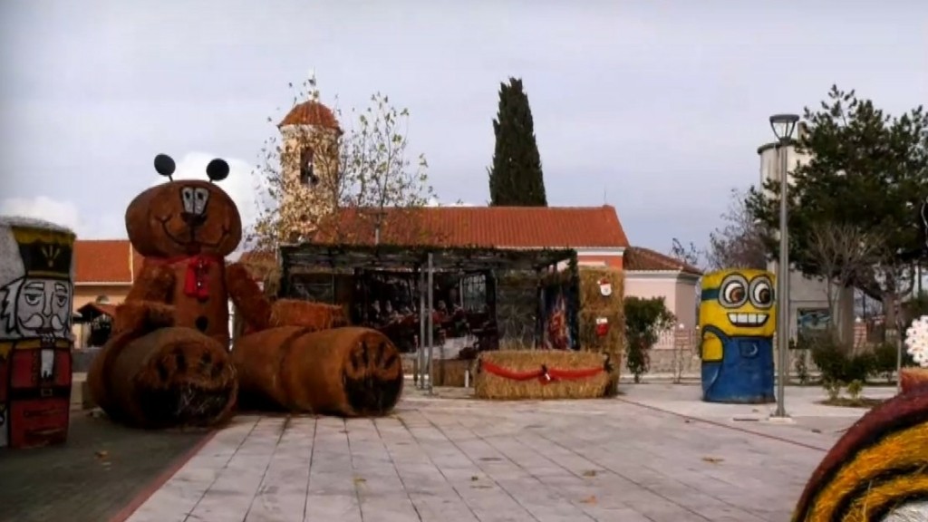 Κομοτηνή: Ένα μοναδικό αχυρένιο χριστουγεννιάτικο χωριό στο Θρυλόριο