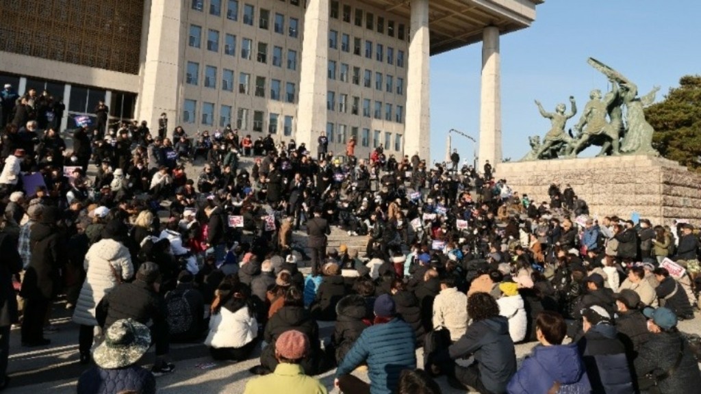 Νότια Κορέα: Μέρα οργής στη Σεούλ μετά την προσπάθεια του προέδρου να επιβάλει στρατιωτικό νόμο