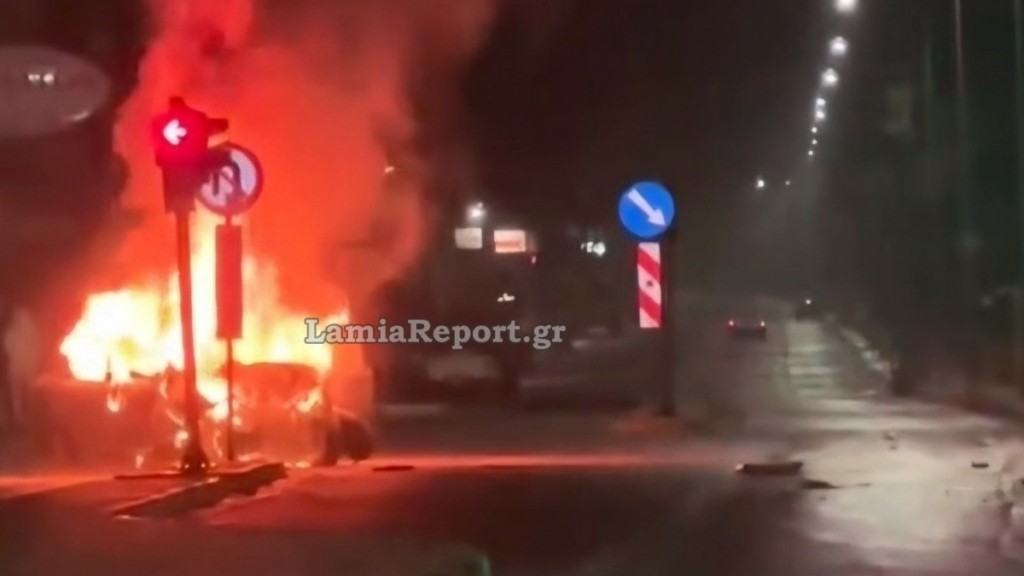 Τρόμος μετά από τροχαίο στη Λαμία – Αυτοκίνητο έπιασε φωτιά – Δείτε βίντεο