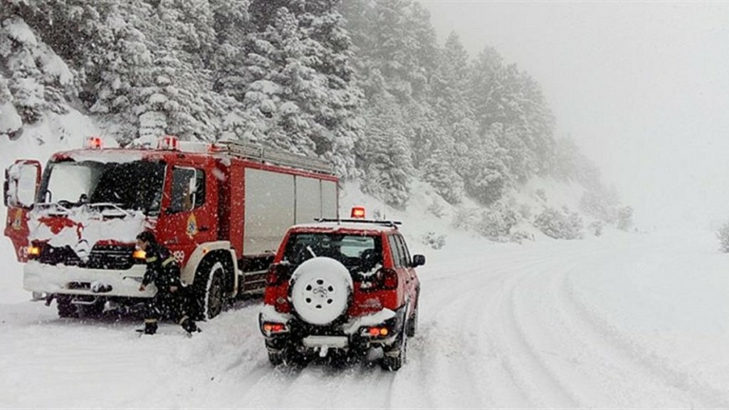 Λάρισα: Αυτοκίνητα εγκλωβίστηκαν στα χιόνια σε ορεινά χωριά
