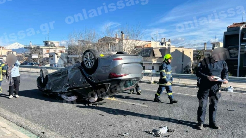 Λάρισα: Ανετράπη όχημα μετά από σύγκρουση – Τέσσερις τραυματίες