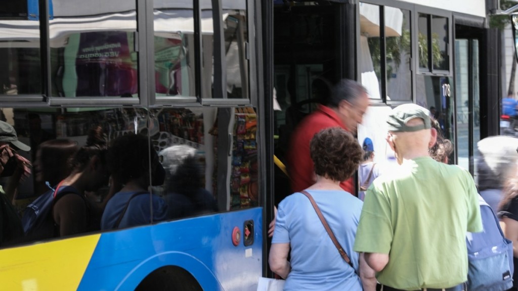 Μέρα μεσημέρι με το λεωφορείο 550 στην Κηφισίας – Ο “γολγοθάς” των επιβατών
