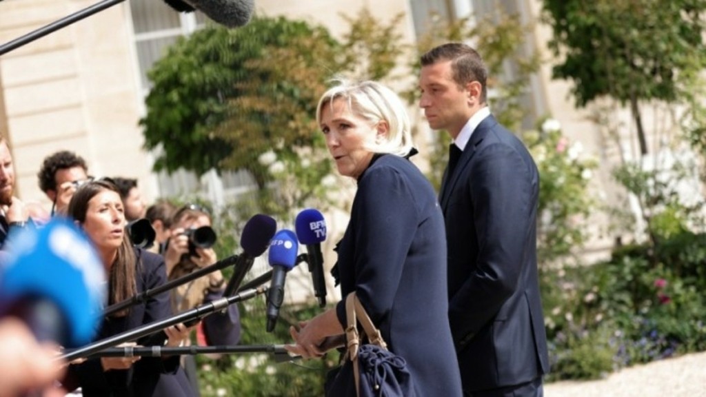 Γαλλία: Ο ακροδεξιός Εθνικός Συναγερμός απειλεί τον Μπαρνιέ με πρόταση μομφής