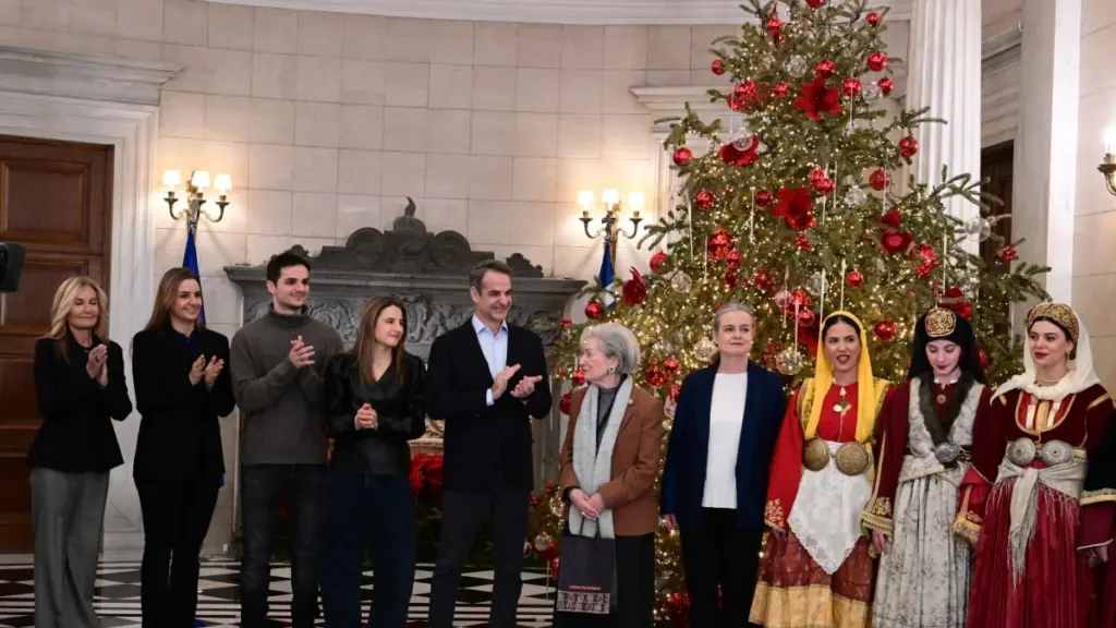 Κυριάκος Μητσοτάκης: Άκουσε τα κάλαντα στο Μέγαρο Μαξίμου
