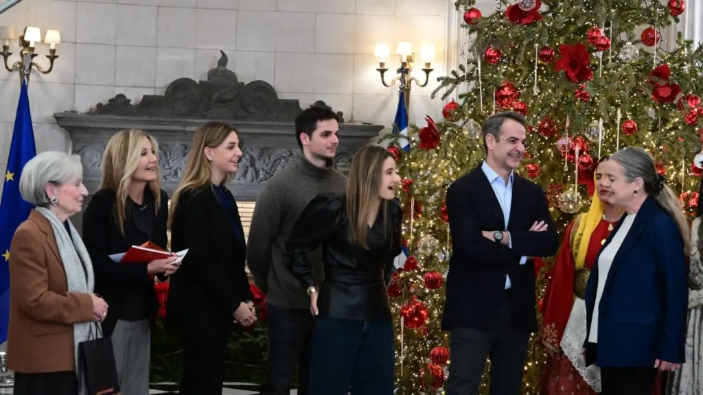 Ποιοι θα «ψάλουν» τα Πρωτοχρονιάτικα κάλαντα στον πρωθυπουργό