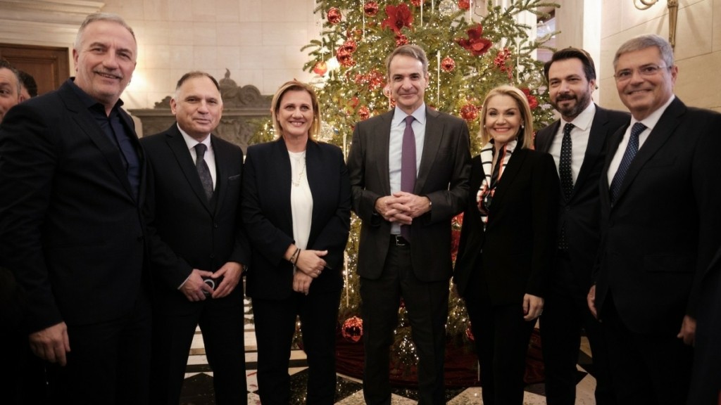 Κυριάκος Μητσοτάκης: Συνάντηση με βουλευτές της ΝΔ, selfies και ευχές στο Μαξίμου