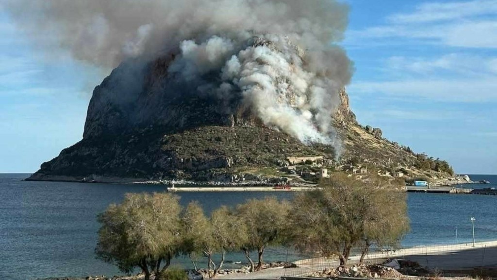 Μεγάλη φωτιά στη Μονεμβασία – Σηκώθηκαν 2 ελικόπτερα – Δείτε βίντεο