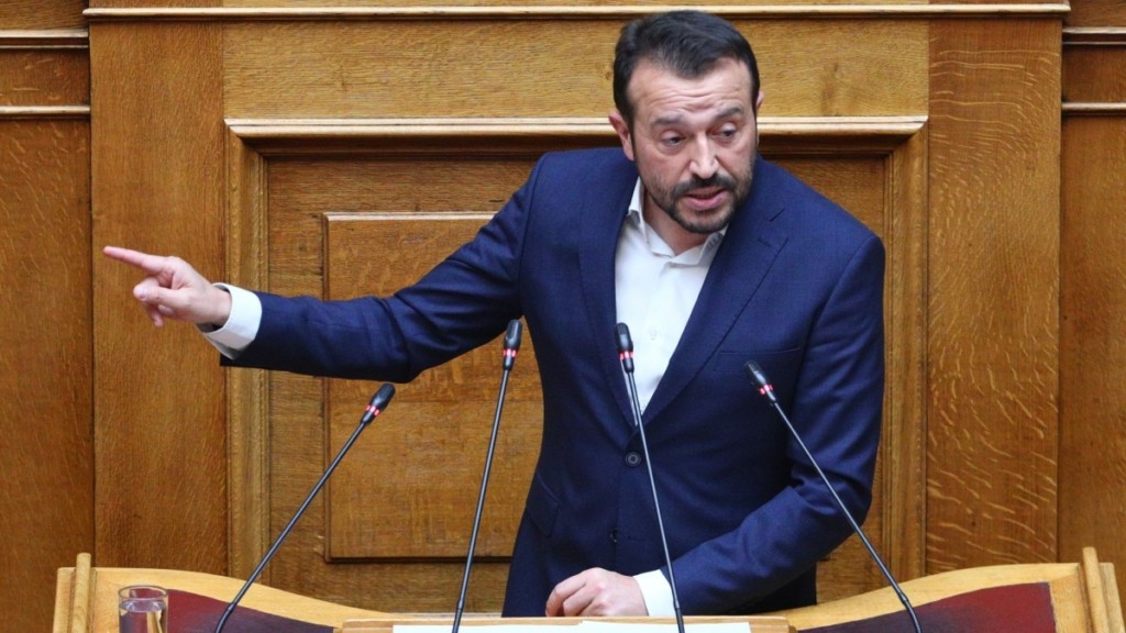 «Μύλος» σε ΠΑΣΟΚ και ΣΥΡΙΖΑ μετά τις δηλώσεις Παππά – «Να πει ο Ανδρουλάκης ποιος τον τραβάει από το δεξί πέτο»