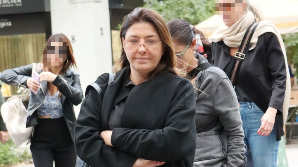 Έλενα Παπαρίζου: Χαλαρή βόλτα στο κέντρο της Αθήνας – Η casual εμφάνισή της