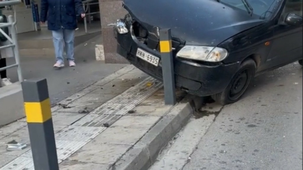 Απίστευτο περιστατικό στον σταθμό του ηλεκτρικού στον Περισσό – Αυτοκίνητο ανέβηκε πάνω σε κολωνάκια και έμεινε (vid)