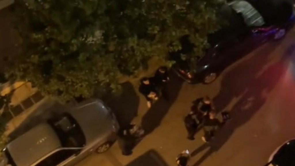 Η ιδιαίτερη πρόταση γάμου κάτω από το μπαλκόνι της με αυτοκίνητα, μουσική και πυροτεχνήματα (vid)