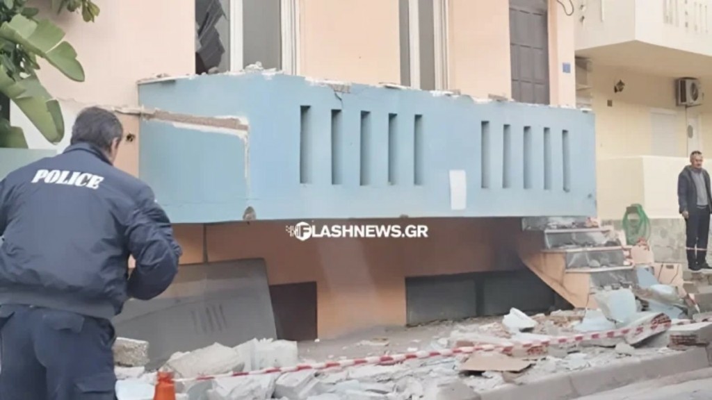 Μπαλκόνι ξεκόλλησε και έπεσε στο Ρέθυμνο – Από θαύμα δεν υπήρξε τραυματίας