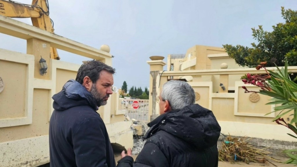 Ρόδος: Ο περιφερειάρχης γκρέμισε αυθαίρετη γέφυρα που είχε χτίσει ξενοδοχείο πάνω από ρέμα και λειτουργούσε ως ανάχωμα