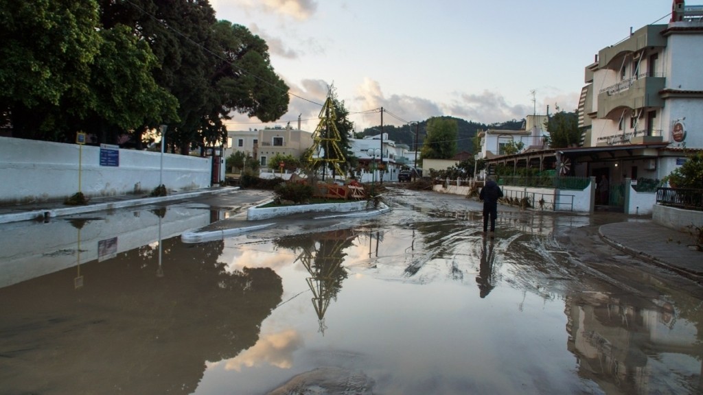 Ρόδος: Μήνυμα του 112 για περιορισμό των μετακινήσεων λόγω έντονων καιρικών φαινομένων