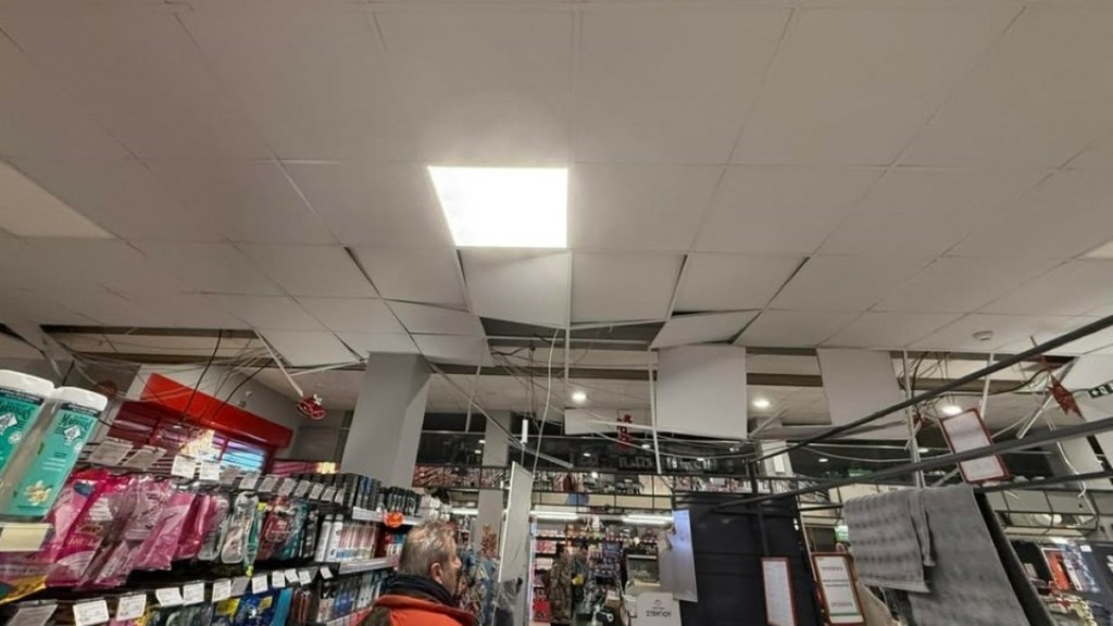 Αγρίνιο: Η στιγμή του ισχυρού σεισμού των 4,7 Ρίχτερ – Υπάλληλος σούπερ μάρκετ έτρεχε έντρομη για να σωθεί
