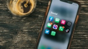 Δανία: Απαγόρευσε την πρόσβαση στα social media σε νέους κάτω των 15 ετών