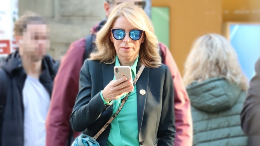 Έλλη Στάη: Χαλαρή βόλτα με casual look – Ντυμένη με κοστούμι και sneakers