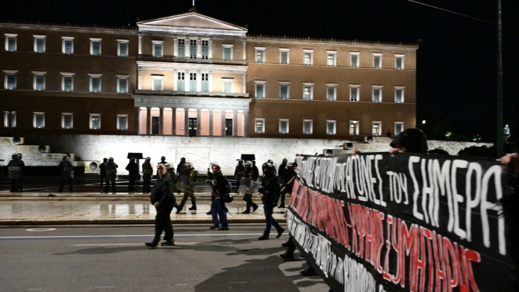 Επέτειο δολοφονίας Γρηγορόπουλου: Σε εξέλιξη η μεγάλη πορεία – Στις 52 οι προσαγωγές