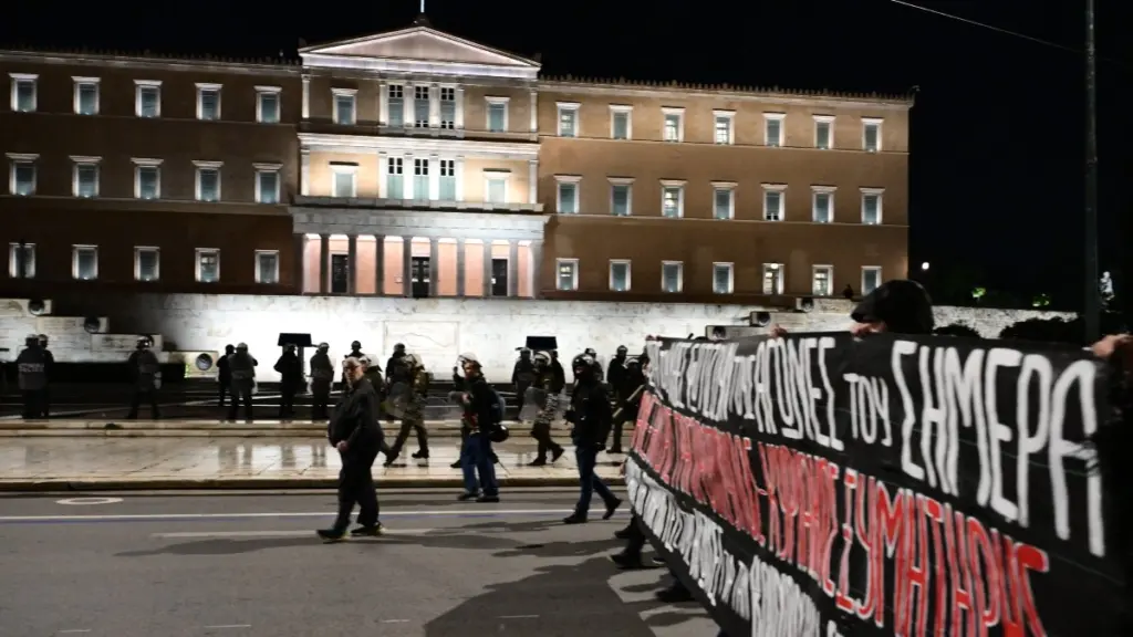 Επέτειο δολοφονίας Γρηγορόπουλου: Σε εξέλιξη η μεγάλη πορεία – Στις 52 οι προσαγωγές