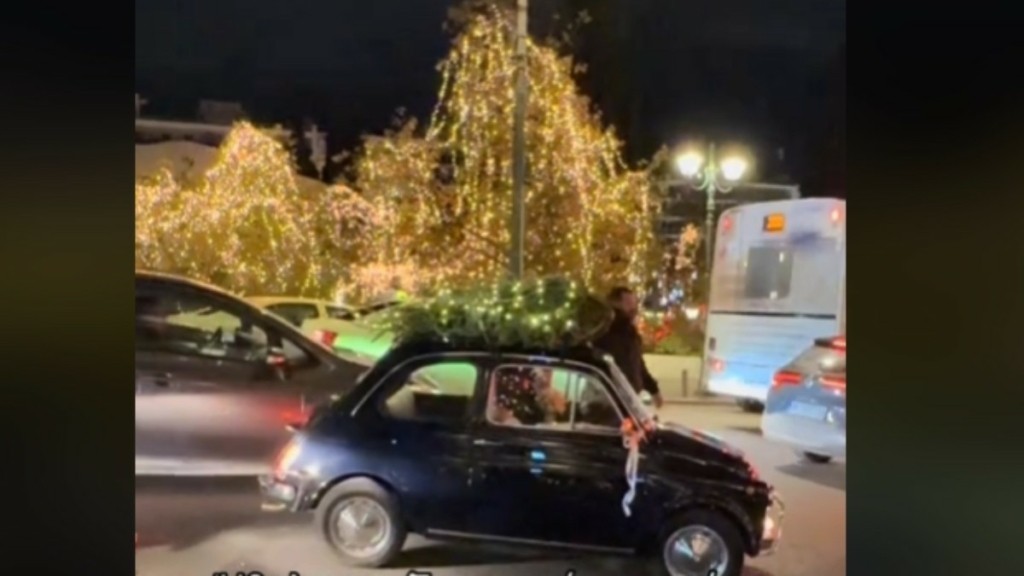 Δείτε την πρωτότυπη Χριστουγεννιάτικη άφιξη μελλόνυμφου ζευγαριού έξω από τη Μεγάλη Βρετανία (vid)