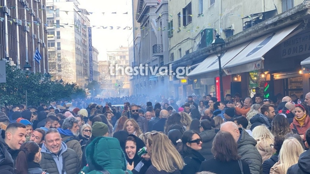 Θεσσαλονίκη: Υπαίθριο ρεβεγιόν στη Βασιλέως Ηρακλείου με σουβλάκια, ποτά και χορούς – Όλο το κέντρο μία απέραντη ψησταριά
