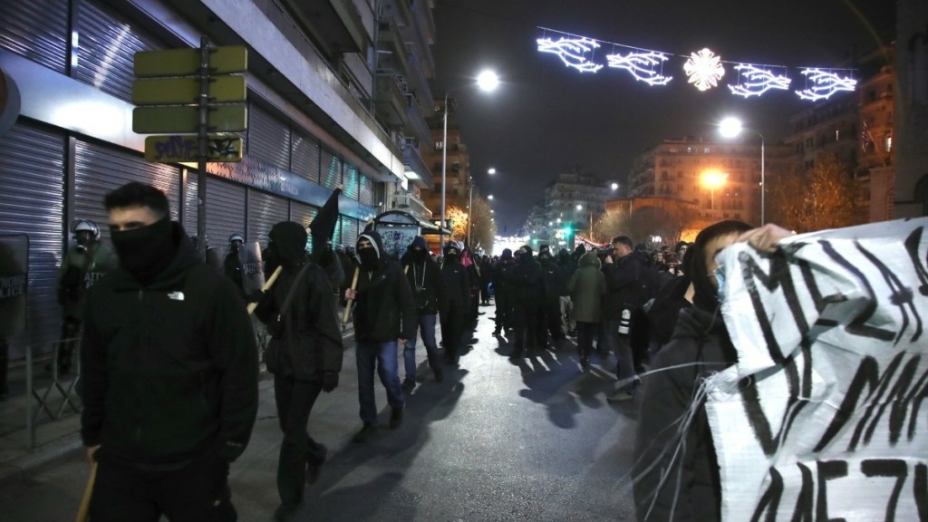Θεσσαλονίκη-επέτειος Αλ. Γρηγορόπουλου: Αφαίρεσαν ελληνική σημαία επιχειρώντας να τη σκίσουν και να την κάψουν
