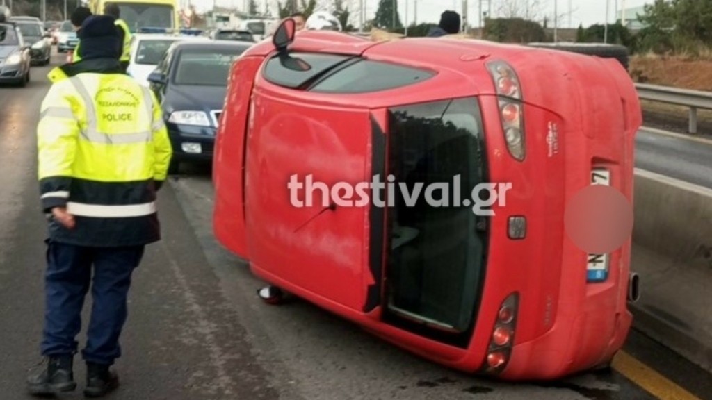 Θεσσαλονίκη: Ανετράπη όχημα με δυο ανήλικα παιδιά