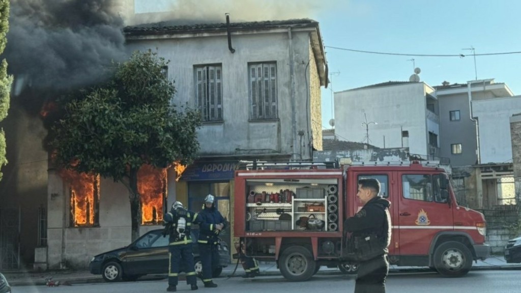 Φωτιά σε οικία στα Τρίκαλα – Δείτε εικόνες