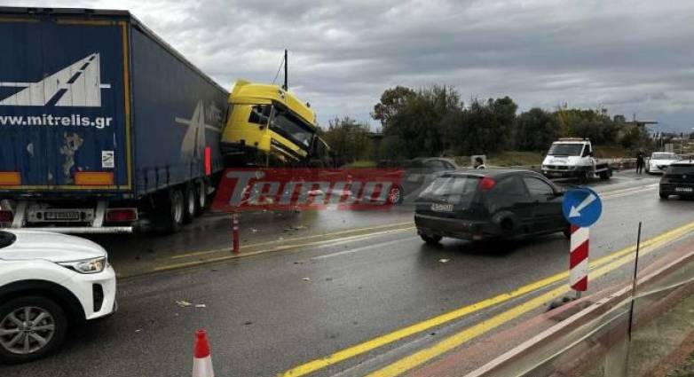 Σοβαρό τροχαίο στην Πάτρα: Δίπλωσε νταλίκα, πέρασε στο αντίθετο ρεύμα και καρφώθηκε στις μπάρες 