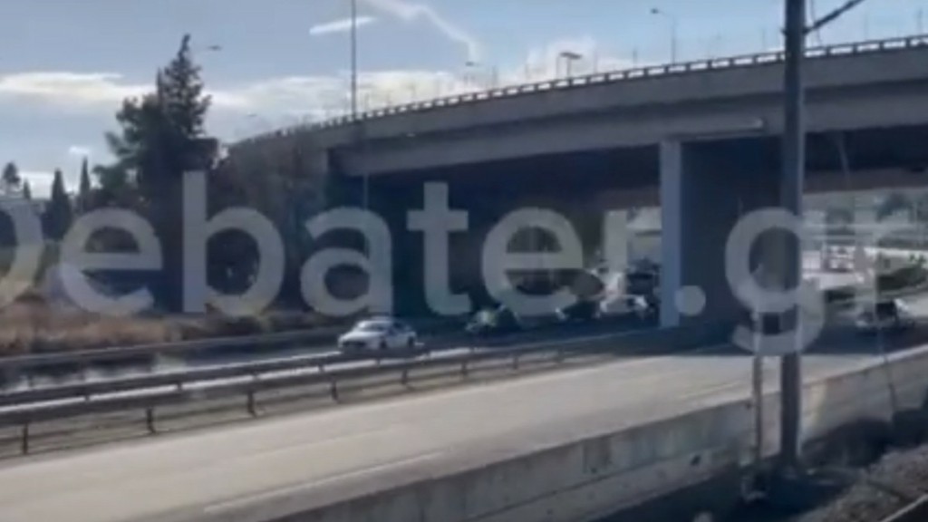 Αττική Οδός: Τροχαίο στην Παιανία- Κάντζα: Δύο αυτοκίνητα συγκρούστηκαν με φορτηγό (vid)