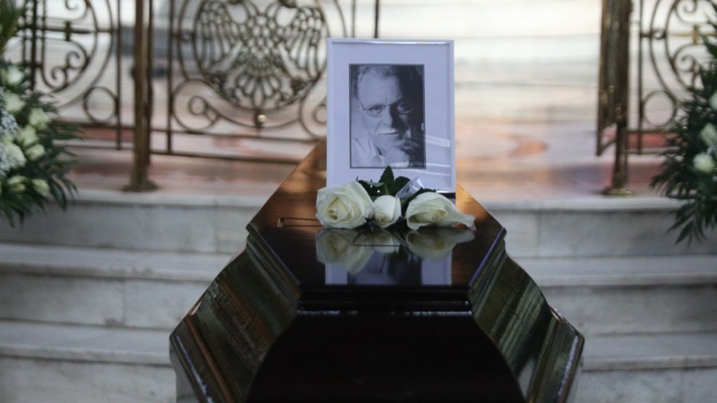 Κώστας Χαρδαβέλλας: Η στιγμή που η σορός του φτάνει στην Παναγίτσα του Παλαιού Φαλήρου