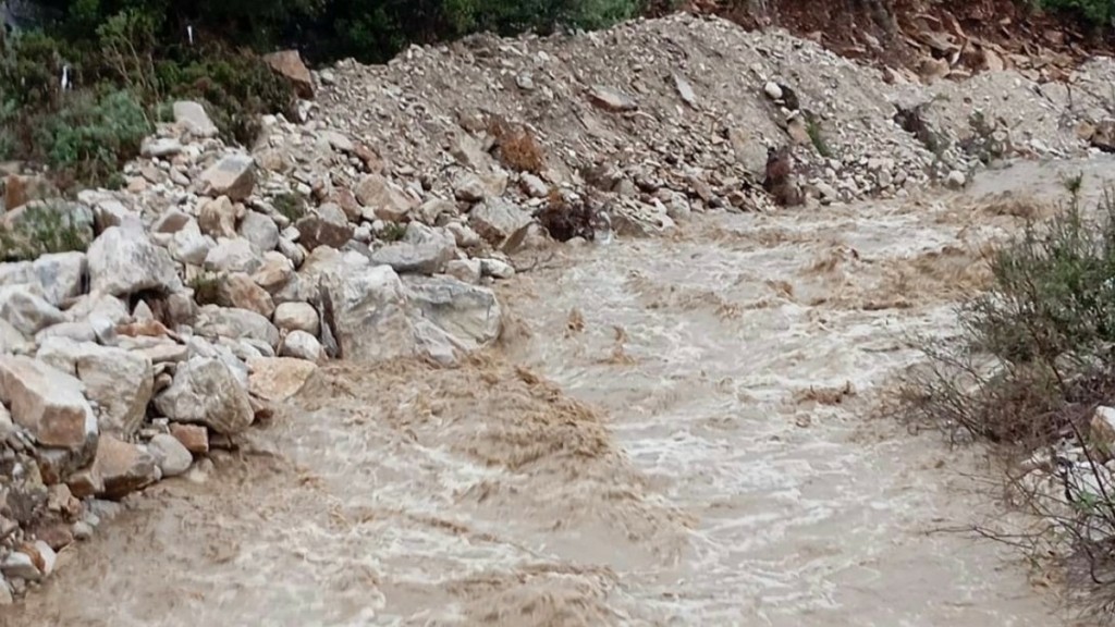 Αγρίνιο: Εγκλωβίστηκε κτηνοτρόφος σε «φουσκωμένο» χείμαρρο (pics)
