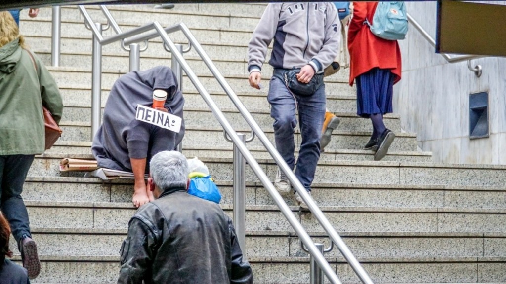 Σκυλιά στην αγκαλιά και άνθρωποι που εξαναγκάζονται να ζητιανεύουν ξυπόλητοι – Τι αναφέρει το ΑΡΣΙΣ για τα κυκλώματα επαιτείας