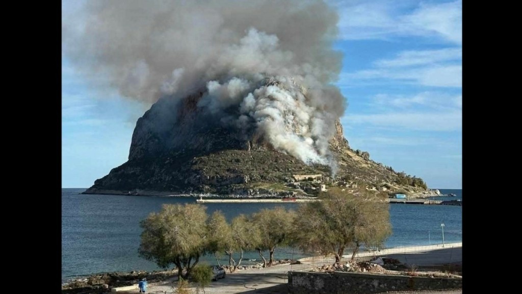 Φωτιά στη Μονεμβασιά – Καίει ξερά χόρτα