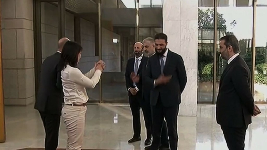 Συρία: Χαιρέτησε με νεύμα την Μπέρμποκ ο Αλ Τζολάνι
