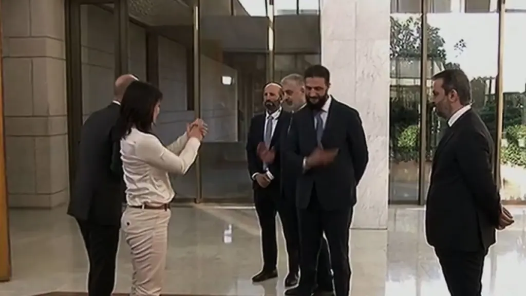 Συρία: Χαιρέτησε με νεύμα την Μπέρμποκ ο Αλ Τζολάνι