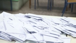 Δημοσκόπηση Real Polls: Μπροστά η ΝΔ με 28,5%, 16 μονάδες πίσω το ΠΑΣΟΚ – Βλέπουν διάσπαση του προοδευτικού χώρου με το κόμμα Τσίπρα