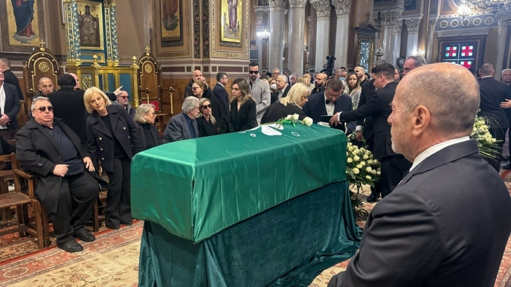 Αυτή την ώρα το τελευταίο αντίο στον Μίμη Δομάζο – «Αθάνατος Στρατηγέ» φώναζε το πλήθος