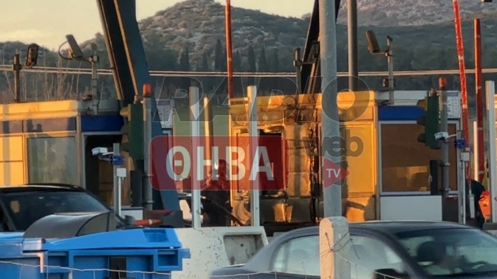 Θήβα: Αυτοκίνητο «τυλίχθηκε» στις φλόγες στα διόδια – Ζημιές στο σταθμό (pics & vid)