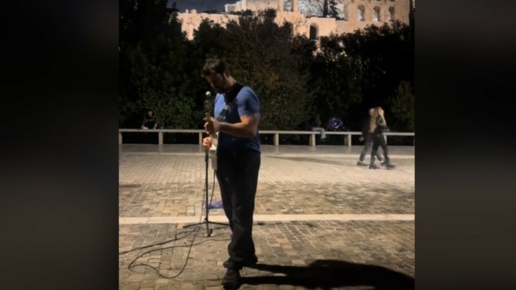 Αλέξης Γεωργούλης: Έπαιξε ηλεκτρική κιθάρα στη Διονυσίου Αεροπαγίτου – Δείτε το βίντεο