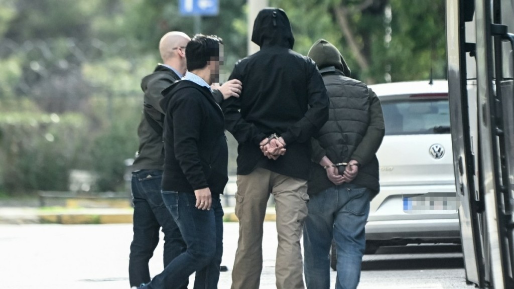 Κύκλωμα προστασίας: Ελεύθεροι με περιοριστικούς όρους έξι κατηγορούμενοι