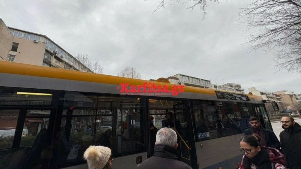 Θεσσαλονίκη: Λεωφορείο ακινητοποιήθηκε στο κέντρο της πόλης – Δεν έκλεινε η πόρτα του (pic)