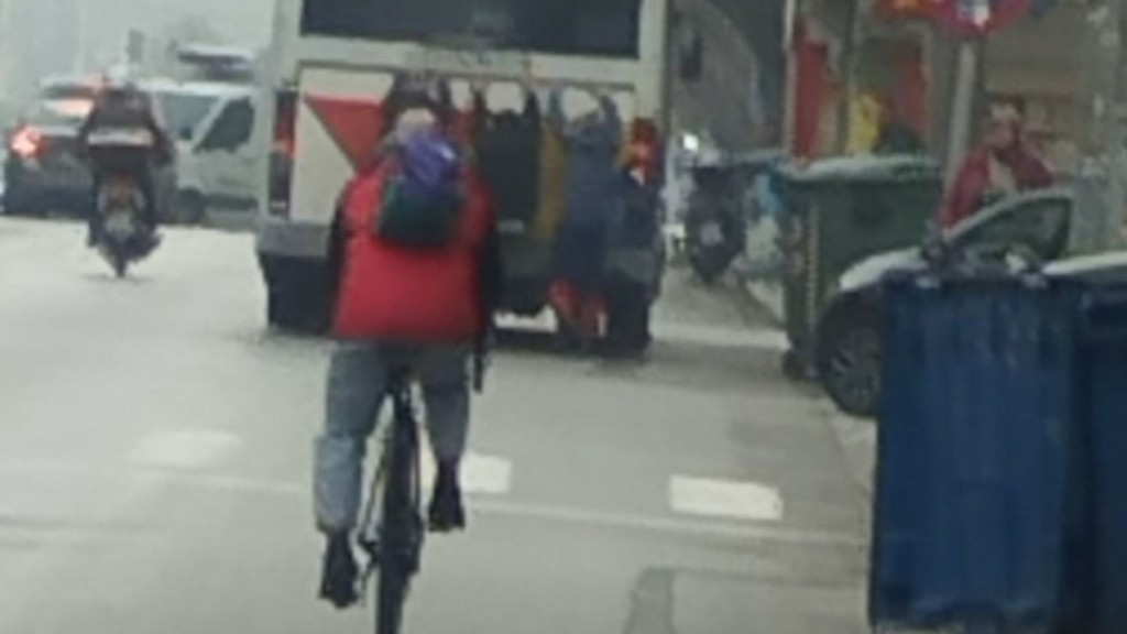 Θεσσαλονίκη: Νεαροί κρεμάστηκαν στο πίσω μέρος λεωφορείου (pics)