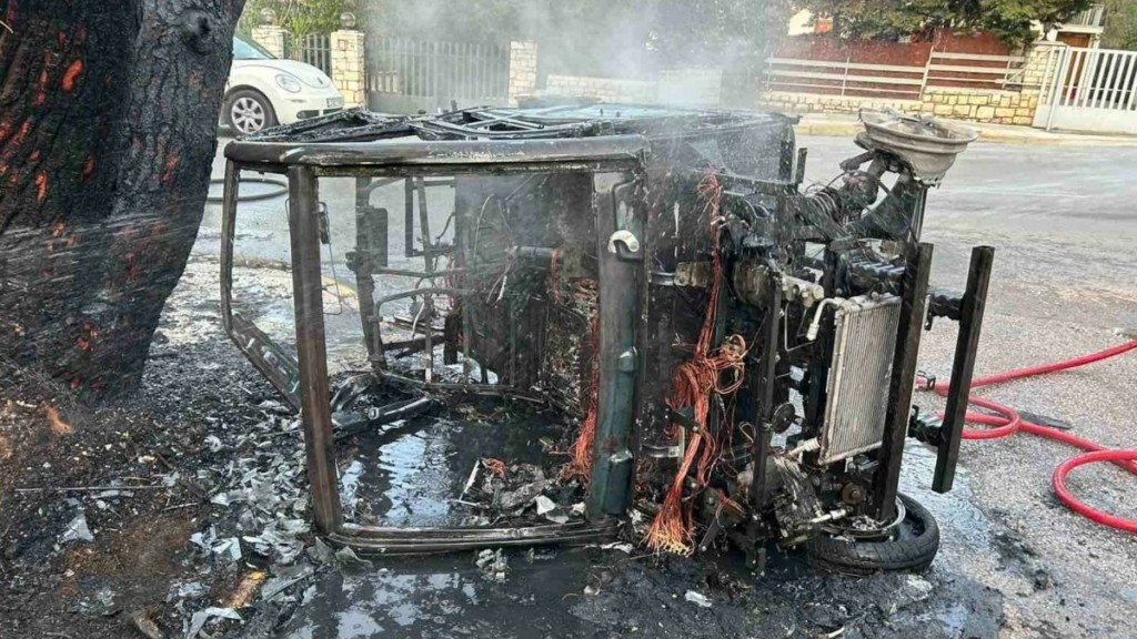 Διόνυσος: Ηλεκτρικό Ι.Χ. «τυλίχθηκε» στις φλόγες μετά από τροχαίο (pics)