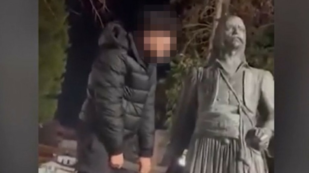 Θεσσαλονίκη: Χειροπέδες στο νεαρό που βανδάλισε το άγαλμα του Κατσαντώνη – Καθαρίστηκε το έργο