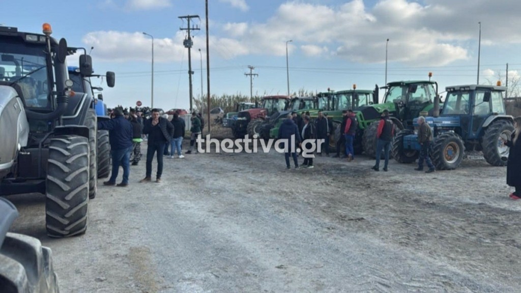 Θεσσαλονίκη: Οι αγρότες παρέταξαν τα τρακτέρ στον κόμβο Μαλγάρων
