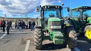 Θεσσαλία: «Θα κάνουμε Χριστούγεννα στους δρόμους» το μήνυμα των αγροτών