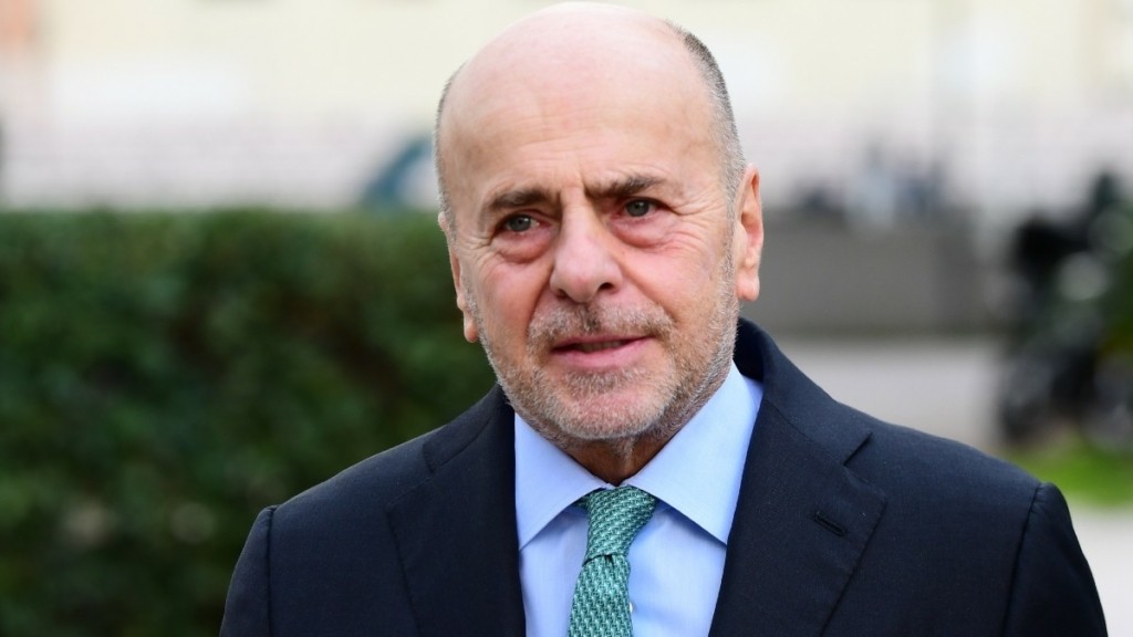 Μίμης Δομάζος: Λύγισε ο Γιάννης Αλαφούζος – «Τον έλεγαν κοντό μα ήταν γίγαντας»