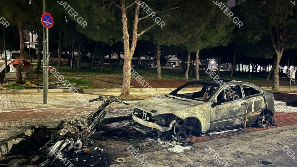 Άλιμος: Πανικός τα ξημερώματα – Άρπαξαν φωτιά ένα αυτοκίνητο και μία μοτοσυκλέτα (pic)