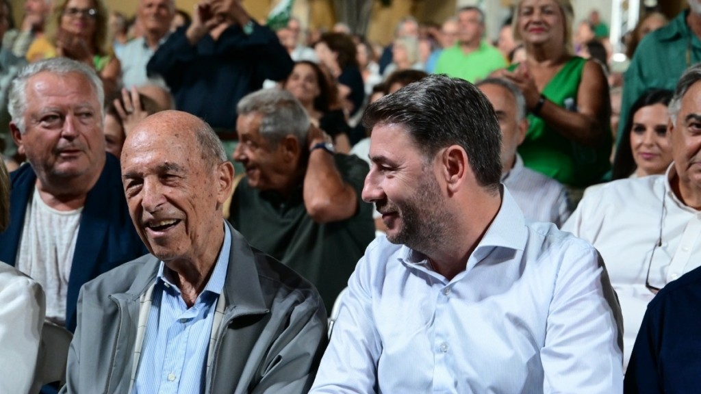 Ανδρουλάκης για Σημίτη: «Άνοιξε νέους ορίζοντες στην ελληνική κοινωνία σε μια περίοδο καταιγιστικών αλλαγών»